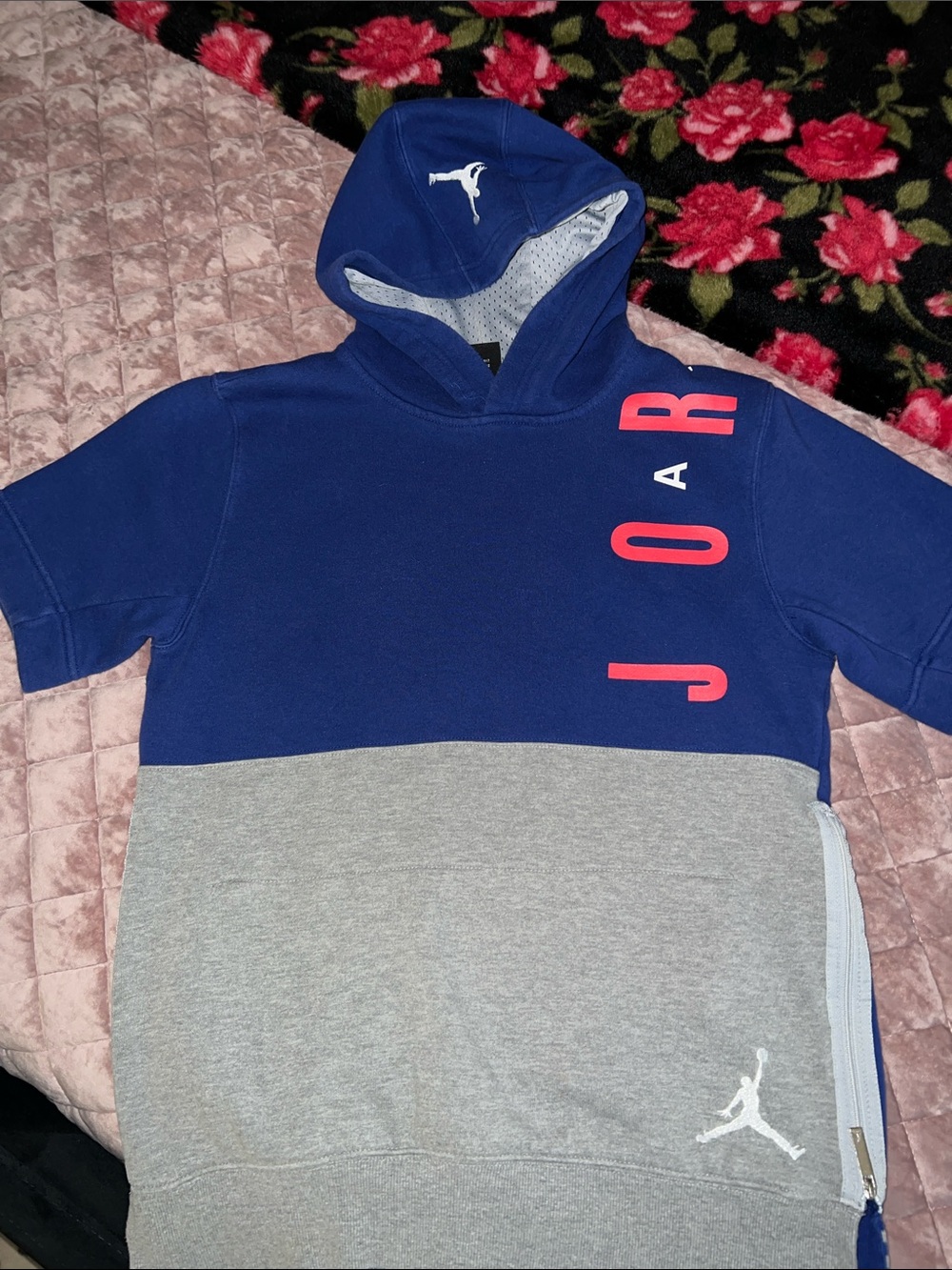 NWOT Jordan Navy and Gray Short-Sleeve Hooded Tee with Red Accent SZ L